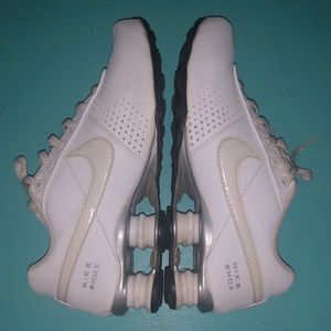 Nike Shox Youth Sz 5.5 (fits W Sz 7.5-8)
